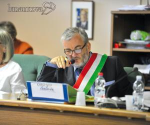 Sindaco e assessori tirano la cinghia