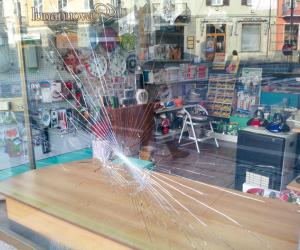 Folle in via Traforo si accanisce contro le vetrine
