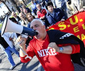 In piazza sfilano i numeri della crisi del lavoro