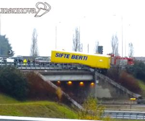 Camion sospeso in tangenziale