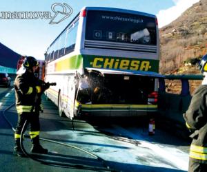 Il bus tampona un'auto sul viadotto A32