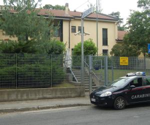 Petardo manda in frantumi le vetrate dell'androne