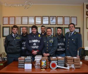 I cani snidano la cocaina sul Suv