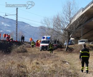 Attraversa i binari, travolto dal treno: grave in ospedale