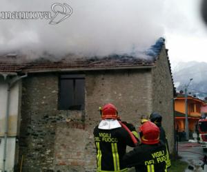 In fiamme tetto e laboratorio: paura lunedì a Foresto