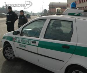 Colpito da infarto mentre è al volante, salvato dagli agenti della municipale