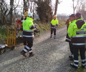 Grandi pulizie sulle sponde della Dora, gli alpini in cordata recuperano di tutto