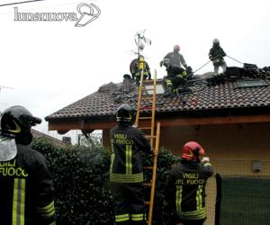 Fiamme dal tetto: paura a Milanere, nessun intossicato