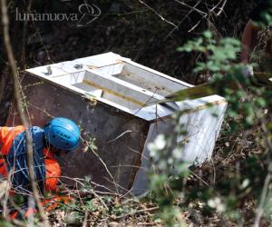 Spunta una discarica abusiva lungo strada