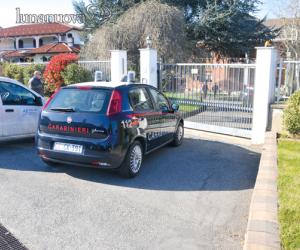 Cade dal balcone del primo piano e perde la vita