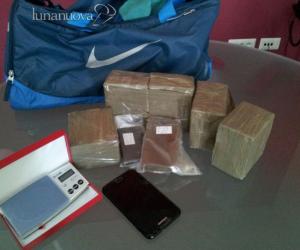 Nel bagagliaio dell'auto hashish per 50mila euro