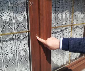 Imprenditore sorprende i ladri nel salotto di casa
