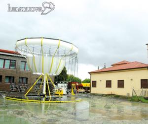 Giro in giostra con terrore: le catene agganciano la piantana