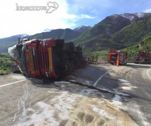 Un Tir si ribalta alle curve del Belvedere