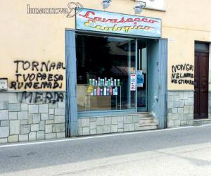 Rosta, scritte razziste accanto al negozio