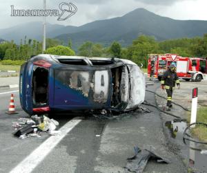 L'auto si ribalta e prende fuoco: tragedia sfiorata