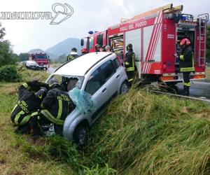 Si ribalta nel fosso per un malore, ma se la caverà