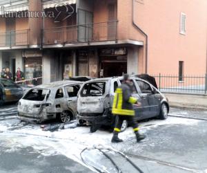 Notte di paura per le auto a fuoco in via Massimo D'Azeglio
