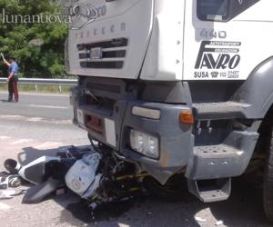 Si schianta in moto contro il camion
