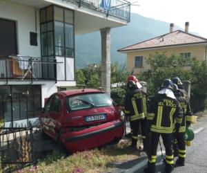 Schianto fra auto, tranciato il tubo del gas metano
