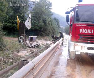 Bomba d'acqua: il torrente esonda e blocca la statale 24