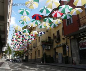 Un "Picnic in bianco" sotto un cielo di ombrelli