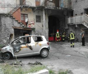 Doppio incendio al borgo della Paglia: mistero su un'auto in fiamme