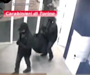 Svuotavano bancomat e casse continue: arrestati