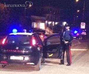 Rapina il benzinaio poi fugge con l'ostaggio