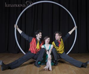 Mélange à trois: un trio sospeso tra circo e opera