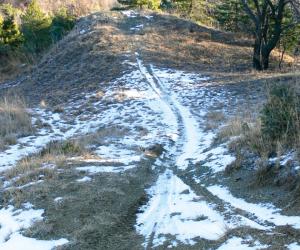Monte Cuneo, fili metallici tesi sul sentiero: paura in mountain-bike