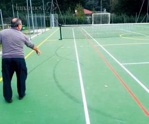 In moto di notte sulla piastra polivalente