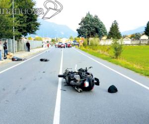 Un volo di 50 metri sulla statale 24: salvo il centauro