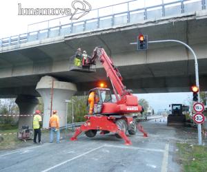 Piovono calcinacci dal viadotto dell'A32 a San Valeriano