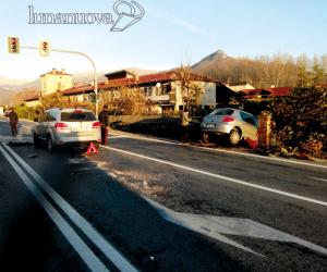 Carambola al semaforo: tre feriti, uno è ricoverato