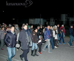 In 300 manifestano contro le puzze