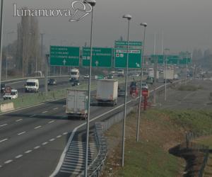 Tre ragazzi a spasso in tangenziale