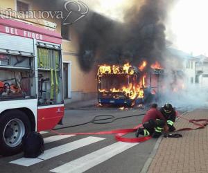 Brucia bus in via Balma, uffici comunali inagibili