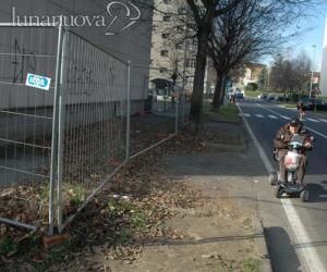 Da otto mesi senza marciapiede