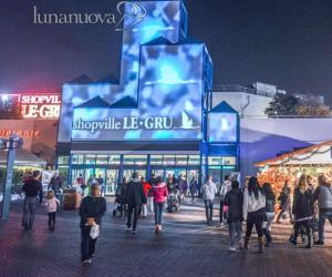 Shopping notturno tra le polemiche