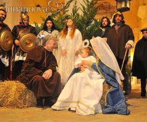 Il presepe vivente in scena nelle vie del centro storico