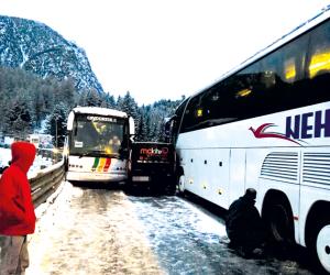 Scontro fra bus, bloccata l'ex statale 24