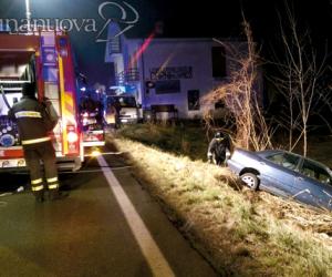 Finisce con l'auto nella scarpata