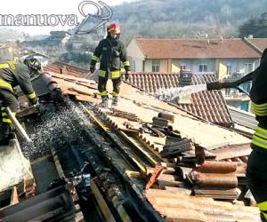 Bruciano due tetti in poche ore