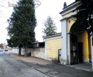 Due borse rubate davanti al cimitero: ricompaiono senza soldi sullo zerbino