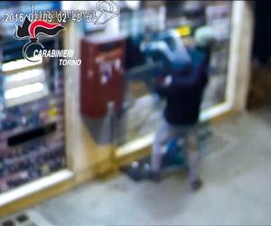 I "contorsionisti" in manette: fatale l'ultimo colpo