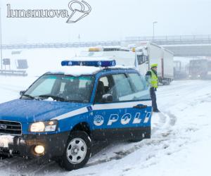 Tir si intraversa, bloccata l'autostrada