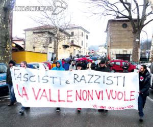 Gli antifascisti cacciano Forza Nuova: un centinaio per dire "no" al razzismo
