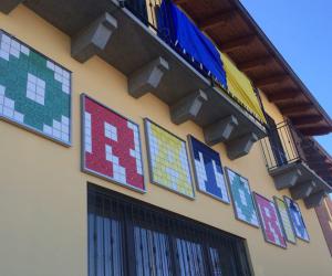 Una scritta tutta nuova per l'oratorio: piastrelle colorate a dare il benvenuto