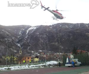 L'elicottero "spara" sulla neve in quota contro il pericolo valanghe